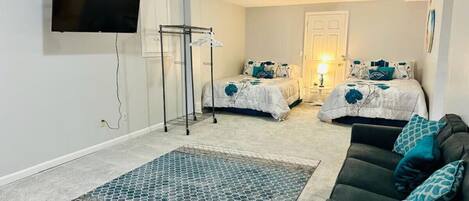 3 chambres, bureau, fer et planche à repasser, lit parapluie