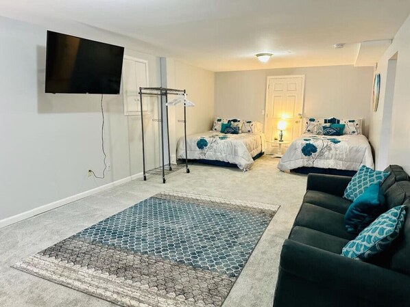 3 quartos, escrivaninha, ferros/tábuas de passar roupa, berço de viagem