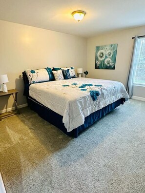 3 bedrooms, desk, iron/ironing board, travel crib - Overbrook Delight -tranquil stay for day and night (Monroe)