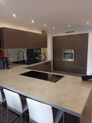 Fridge, microwave, oven, stovetop - Luxury apartment 100m2, sleeps 5, 4 km from Lake Annecy. (Annecy)