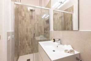 Ducha, secador de pelo, bidet, toallas