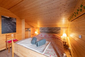 5 bedrooms, travel crib, internet, bed sheets