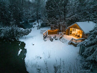 Hockley Riverside Cottage • Loft & Bunkie