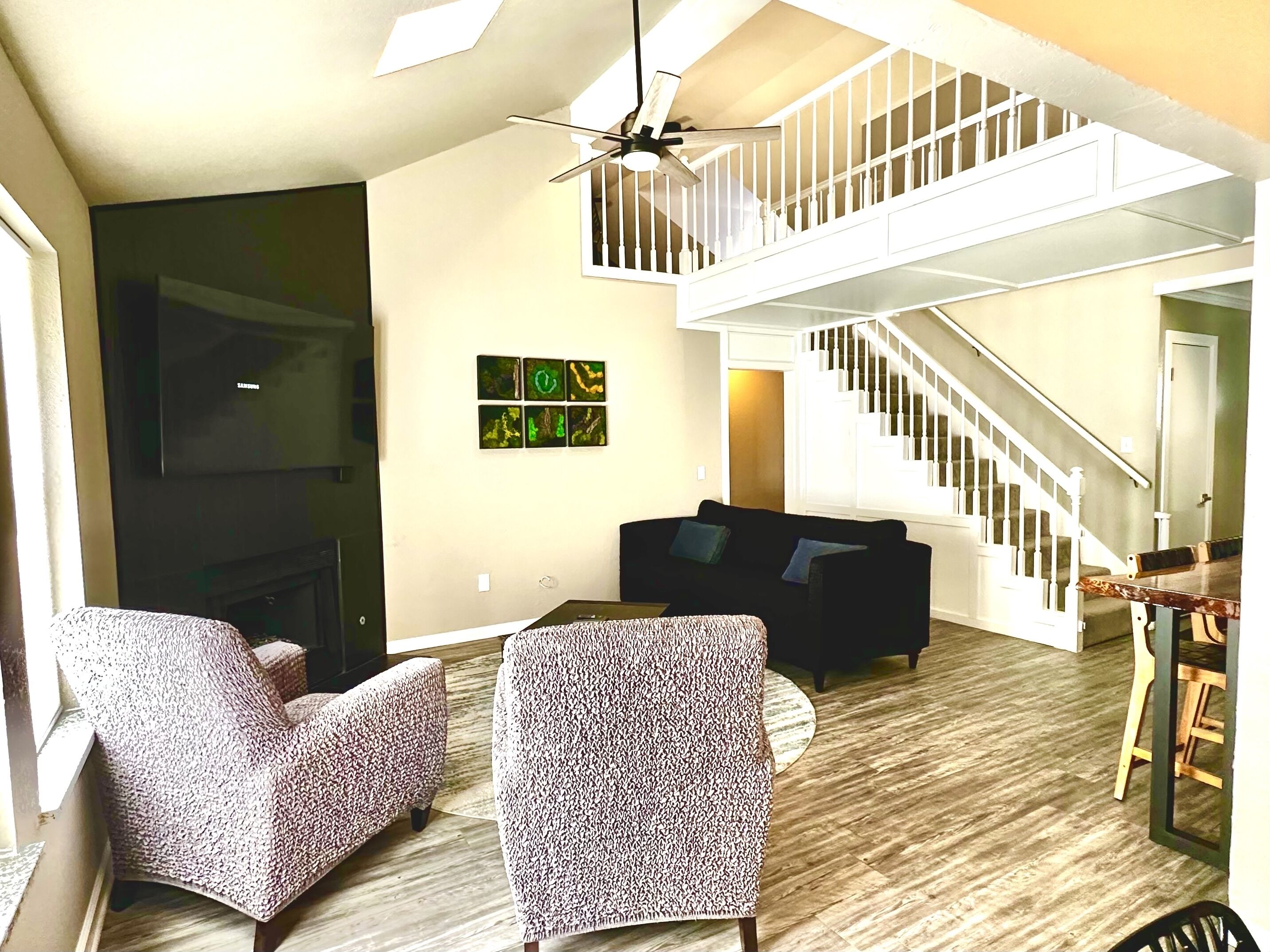 智能电视、壁炉、电子游戏、书