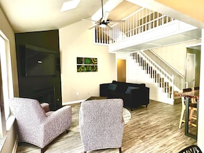 Smart TV, fireplace, video games, books - Fun luxury in town with every amenity you could ever ask for! (Edmond)