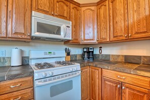 冷蔵庫、電子レンジ、オーブン、コンロ