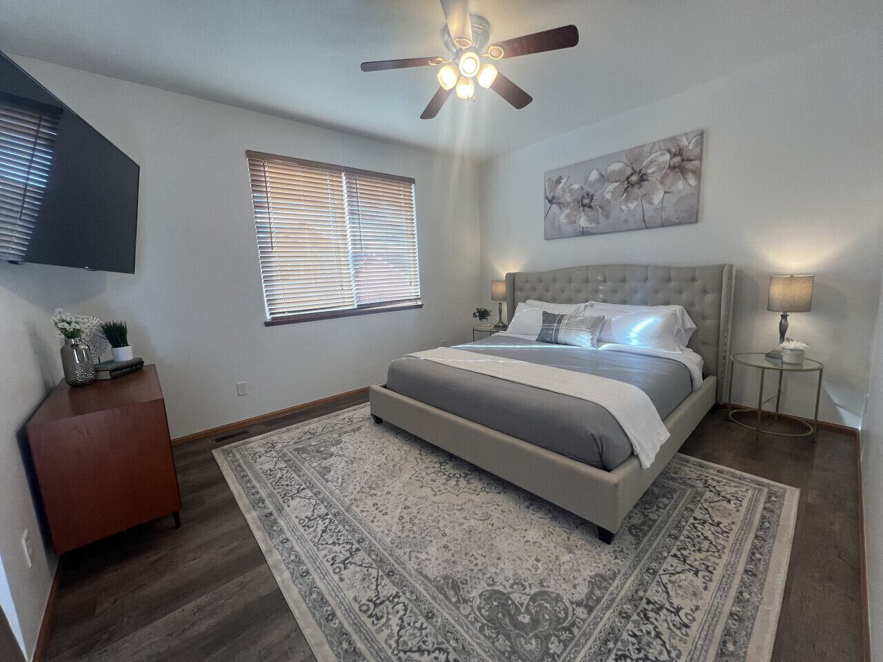 6 chambres, fer et planche à repasser, lit de bébé portatif