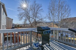 Outdoor dining - Spacious 6-Bedroom Near USAFA *Pet Friendly* (Colorado Springs)