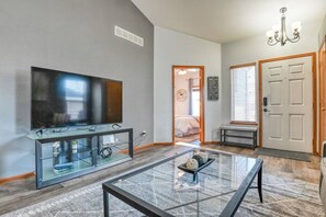 6 habitaciones, tabla de planchar con plancha y cuna de viaje