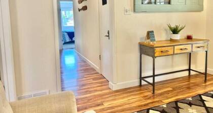 4 bdr Cottage, Edinboro Lake Views, Dogs Welcome