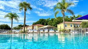 Utomhuspool och uppvärmd pool