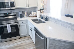 Kylskåp, mikrovågsugn, ugn och spishäll