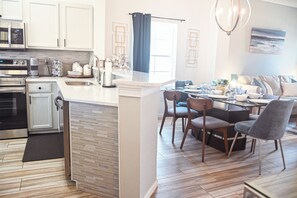 Kylskåp, mikrovågsugn, ugn och spishäll