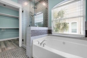 Duschwanne, Handtücher, Seife, Toilettenpapier