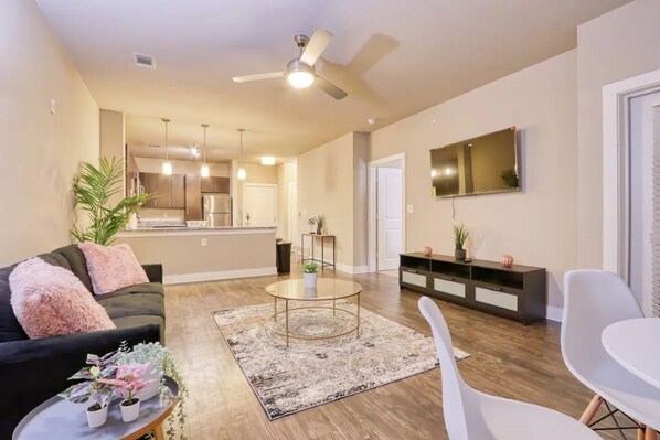 TV, offices - Stylish and Cozy 1 BR Apt near AT&T Stadium (Grand Prairie)