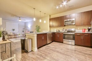 Fridge, microwave, oven, dishwasher - Stylish and Cozy 1 BR Apt near AT&T Stadium (Grand Prairie)