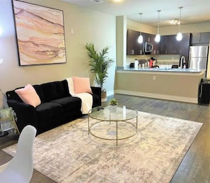 TV, offices - Stylish and Cozy 1 BR Apt near AT&T Stadium (Grand Prairie)