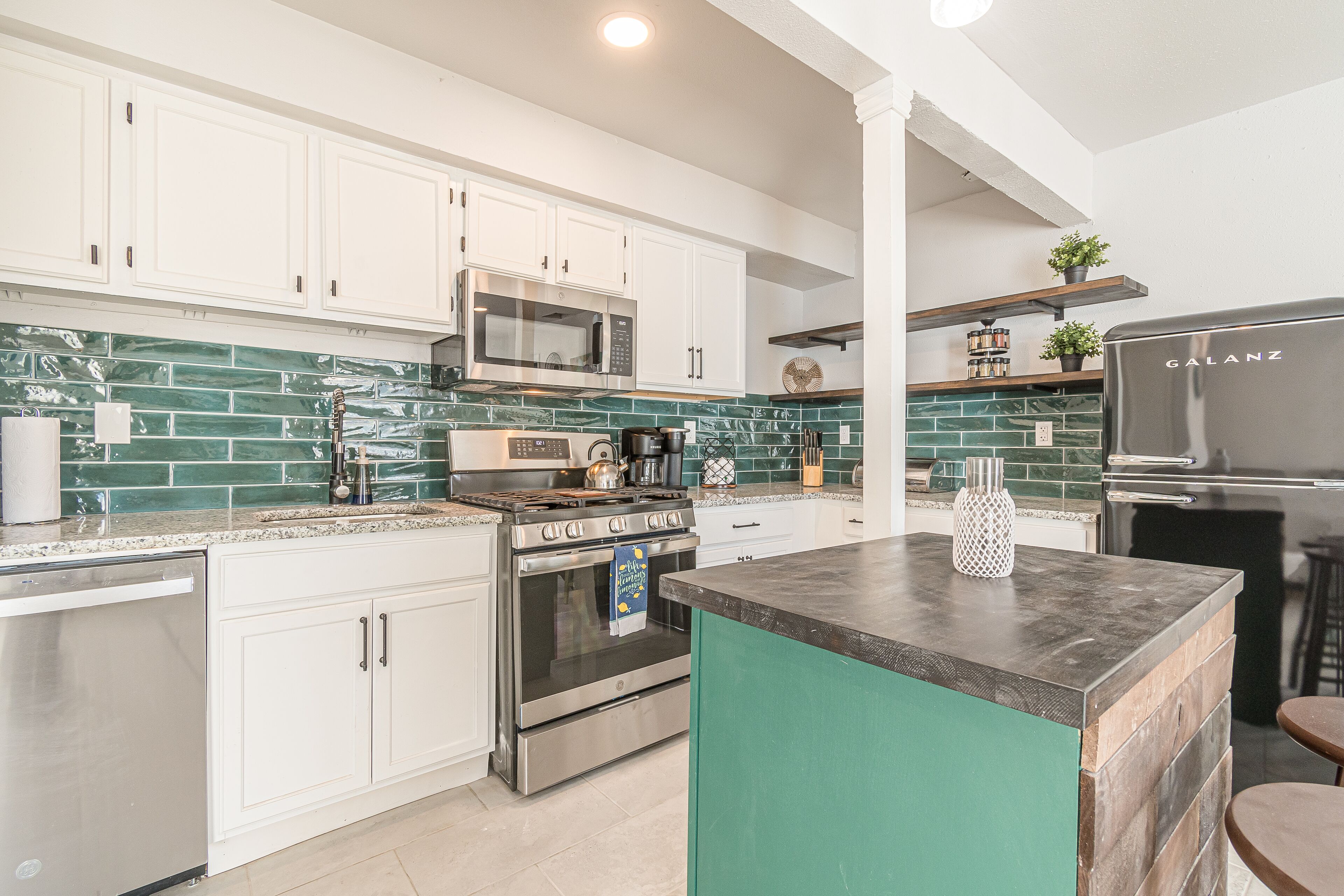 冷蔵庫、電子レンジ、オーブン、コンロ