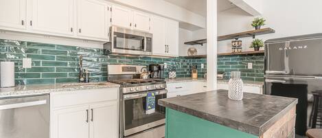 Réfrigérateur, micro-ondes, four, plaque de cuisson