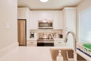 Frigorifero, microonde, lavastoviglie, tostapane