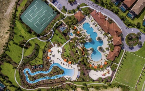 Una piscina al aire libre, una piscina climatizada