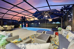 Een buitenzwembad en een verwarmd zwembad