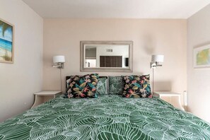 3 habitaciones, escritorio y tabla de planchar con plancha 