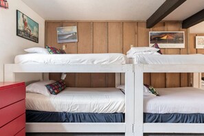 3 soveværelser, skrivebord, strygejern/strygebræt, weekendseng