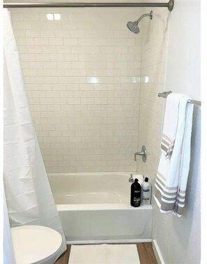 Shower - Apt near Uptown Dallas and Lovefield Airport - B (Dallas)