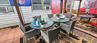 Newly Updated Cozy Home ~ Located Downtown, UVM, Hospital Includes 8 Bikes!