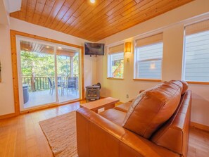 Televisión y chimenea 