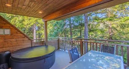 The Perch | Relaxing 2 Bed Cabin + Hot Tub, Patio, and Inlet Views