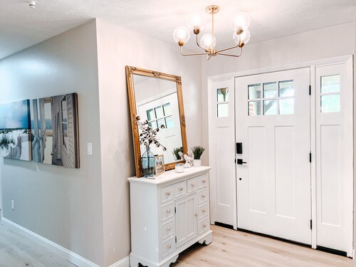 Lakefront retreat, perfect for Alabama or Mississippi State games.