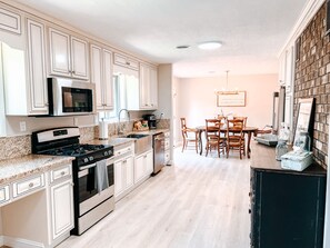 Kylskåp, mikrovågsugn, ugn och spishäll