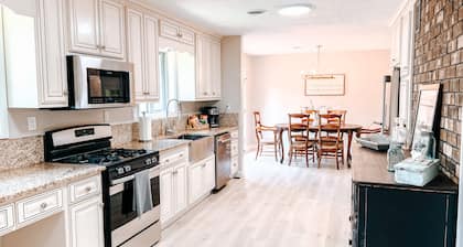 Lakefront retreat, perfect for Alabama or Mississippi State games.