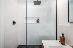 Dusche, umweltfreundliche Kosmetikartikel, Haartrockner, Handtücher