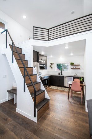 冷蔵庫、電子レンジ、オーブン、コンロ