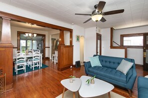 Smart TV, tavolo da calcetto, libri