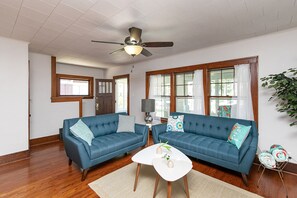 Smart TV, tavolo da calcetto, libri