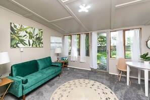 Smart TV, tavolo da calcetto, libri