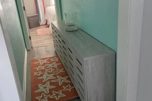 2 عدّة غرف نوم ومكواة/لوح كي وواي فاي مجانًا وملاءات أسرّة