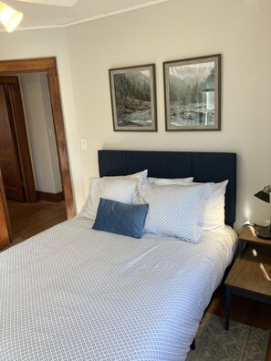 4 slaapkamers, een strijkplank/strijkijzer, reisbedje, gratis wifi