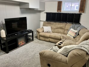 Una Smart TV, una chimenea, un reproductor de DVD, un futbolín