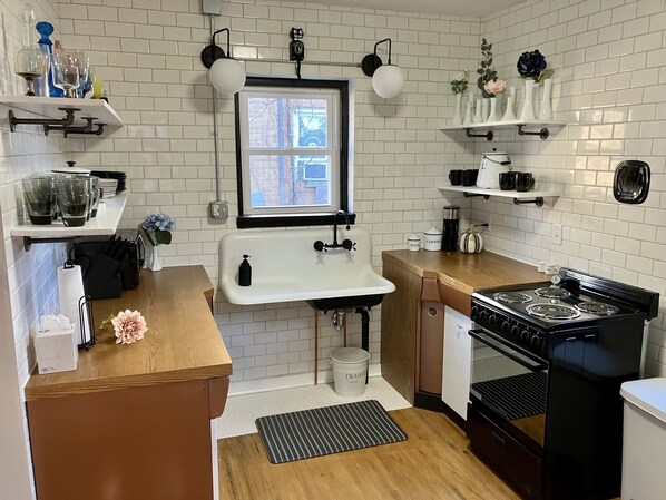 Een koelkast, een microgolfoven, een oven, een kookplaat