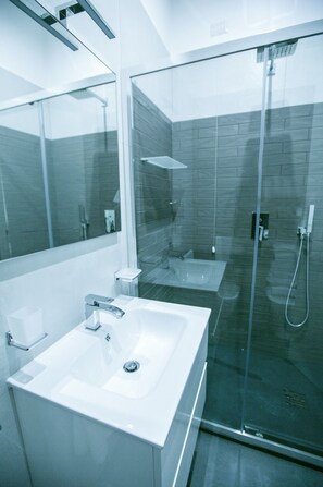 Dusche, Haartrockner, Bidet, Handtücher