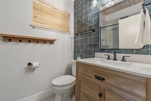 Combined shower/bathtub - Cozy Cedar Crest Cabin (Incline Village)