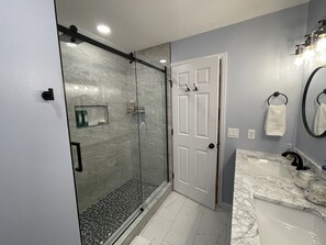 Ensemble douche/baignoire, papier toilette