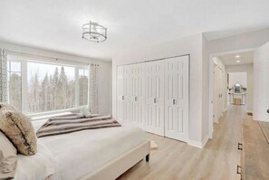 4 bedrooms, travel cot, free WiFi, bed sheets