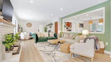 TV connectée, cheminée, jeux vidéo, livres