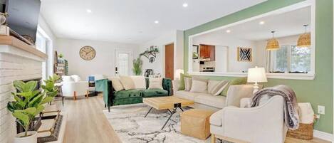 Smart TV, chimenea, videojuegos, libros